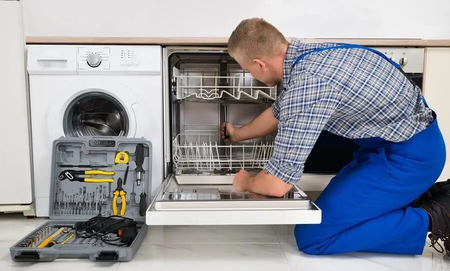 Çamlıdere Luxell servisi teknisyen ekibi beyaz eşya tamiri yaparken